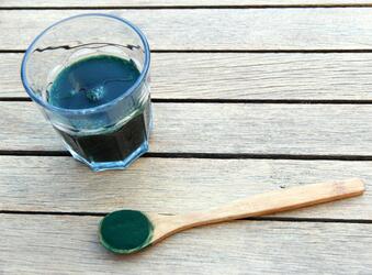 La birra blu a base di spirulina